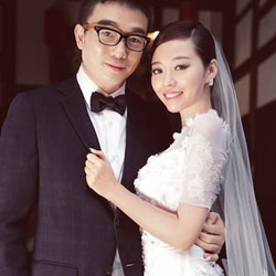 张靓颖与冯柯婚纱照曝光 浓浓川味搞怪甜