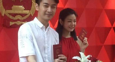 陈晓陈妍希领证结婚 手持结婚证照片幸福