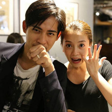 周渝民老婆喻虹渊俏皮出境 两人婚后晒甜