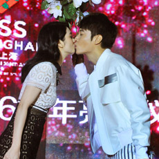 <b>张丹峰与老婆洪欣携手亮相 当众亲吻大秀</b>