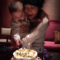保剑锋为老婆庆生 8个月大儿子呆萌出境