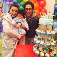 凌潇肃唐一菲为儿子办百日宴 小家伙呆萌