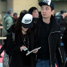 王思聪雪梨秀恩爱图片 戴情侣帽甜蜜牵手