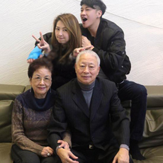 何润东领证结婚 微博晒妻子Peggy设计的结