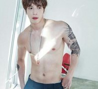 郑容和不脱也Man炸！霸气靠栏杆　超大胸