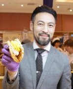 网友逛展偷拍　型男大叔穿西装做松饼　