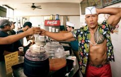 转战谐星？巨石强森萌扮蝴蝶仙子　一身