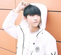 王俊凯毕业照曝光！穿淡蓝制服微微一笑