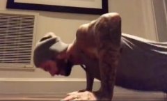 快Tag男友！学贝克汉穿背心4诀窍　简单帅