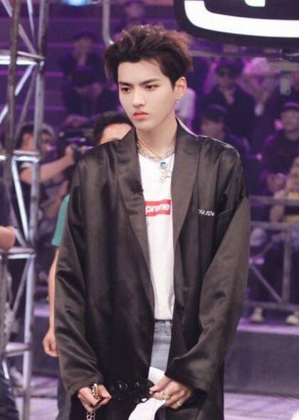 吴亦凡,今年最骚气的丝绸睡衣风!太美了