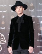 张震穿搭飘娘味！学GD 3年前造型当时尚大