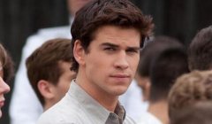 《饥饿游戏》连恩汉斯沃毛巾遮错边　紧