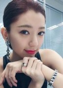 郭雪芙披透视婚纱露美胸！雪白香肩外露