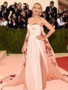 优雅妈妈！Blake Lively怀第二胎首度亮相