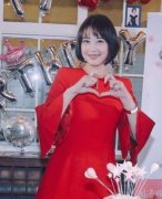 49岁美魔女！周海媚穿衣有道不显老