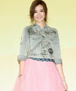 安心亚胸前中空深V到肚脐 放送雪乳　超