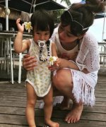 方志友热裤狂露长腿　老公视角度假画面