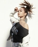 蔡依林米兰街头晒肚炫腹　紧实沙漏腰美