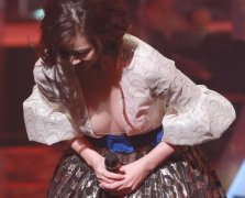 王馨平穿深V倒巨乳　双峰没移位？设计师