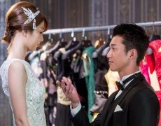 邵雨薇红唇裙装美得像洋娃娃！吴慷仁看