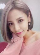 MeiMei深夜晒辣照　狂露黑粉肩带性感爆表