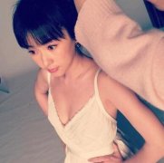 羡慕李易！六月插腰秀胸前亮点　0修图美