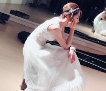 邵雨薇激美婚纱像天使！身旁镜子曝真实