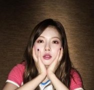 泫雅单穿内衣入镜辣翻！压胸倒奶溢出浑