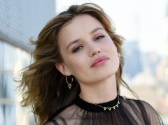 牙缝超模戴新欢　Thomas Sabo三角形修饰脸