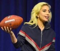 女神卡卡穿辣腿运动装预告超级杯　上阵