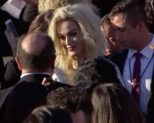 凯蒂佩芮超紧身银色礼服　自信步伐引尖