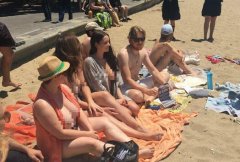 女大生在海滩解放乳头　身旁一堆色瞇瞇