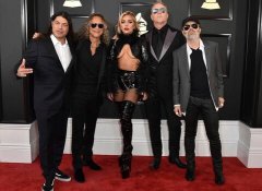 女神Gaga皮衣只遮点　下胸挖空晒浑圆八字