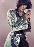 蜜拉乔娃维琪不当功夫女　驾驭猪哥亮头