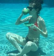 许玮甯晒事业线混搭比基尼　单眼甜笑征