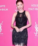 不惧低温！郭雪芙削肩透肤洋装跑趴　冬