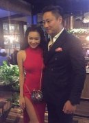 王思佳高衩开到髋际！老公翻脸脱下来结