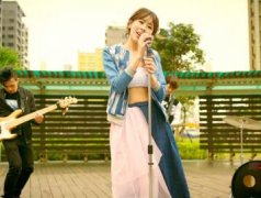 思卫低温穿细肩洋装　飙舞一镜到底重拍