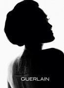 裘莉首次代言香水　大露性感美背让粉丝