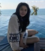 穿神级潮牌外套的美腿潮女　竟是邱淑贞