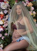 辣翻！碧昂丝裸泳靠薄纱遮点　孕肚照吸