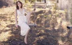 艾玛史东深V洋装荡鞦韆　登封面穿睡衣