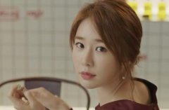 刘寅娜绑出韩系马尾　垂坠鬓角费尽心机