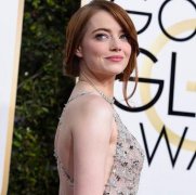 艾玛史东深V开到肚脐！露背粉嫩长礼服飘