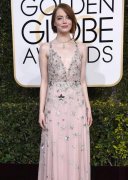 深V到肚脐是共识　红毯3辣艾玛史东是性