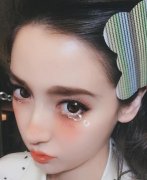 Angelababy养胎变洋娃娃　头上黏一片好居家