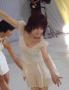 71岁潘迎紫现身微博　削肩短裙＋白皙嫩