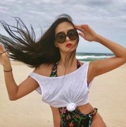 <b>孙芸芸度假狂晒辣肉　短裤有穿跟没穿一</b>