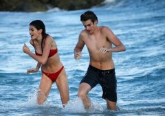 极品长腿！辛蒂克劳馥15岁女儿　穿比基