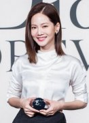 曾之乔的肌肤为何好亮？她都这样上妆、